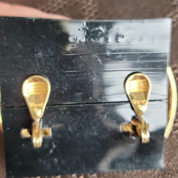 Vtg NOS Monet Gold Tone Hammered Clip-On Earrings - Picture 3 of 8